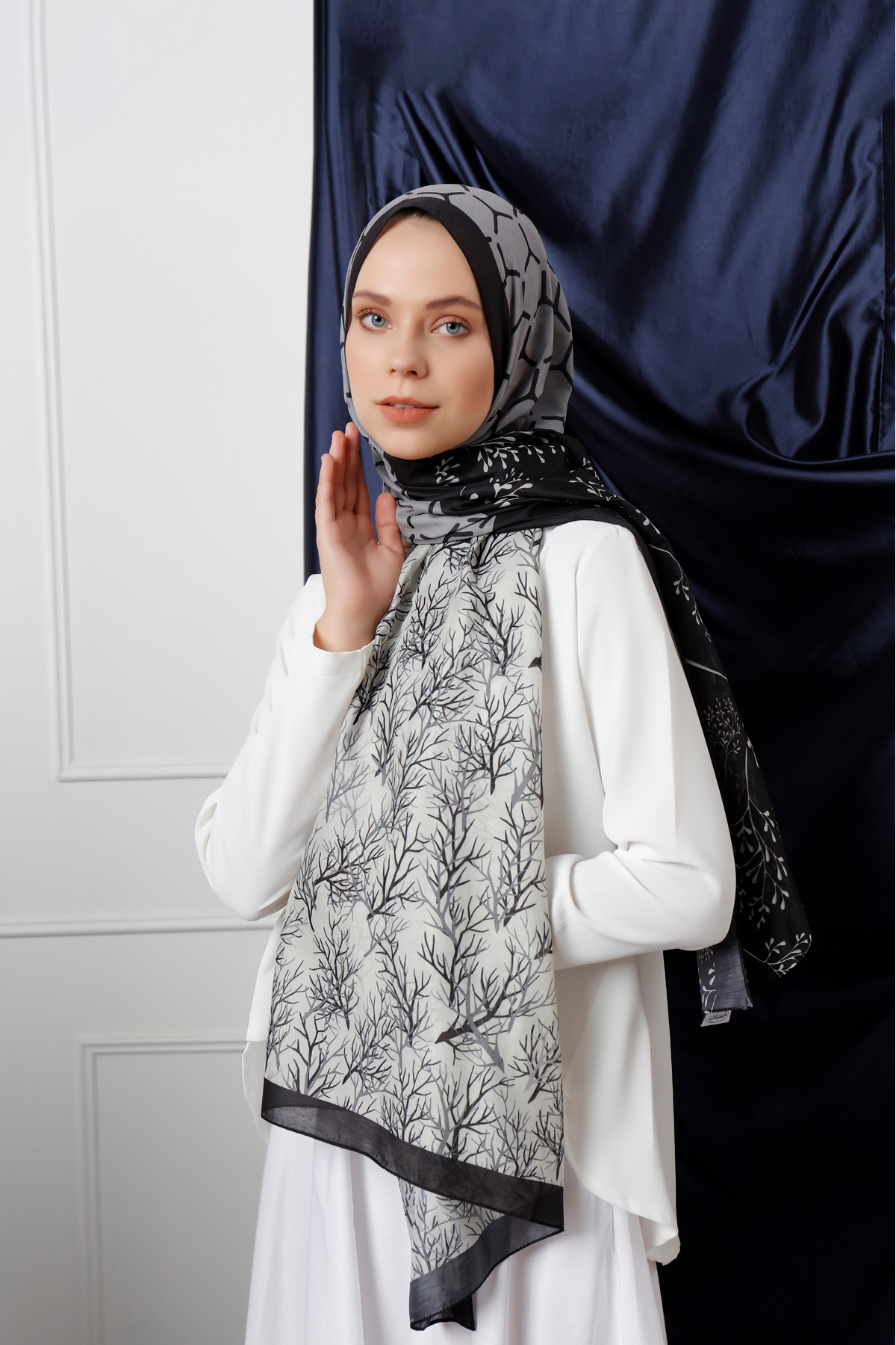 Schaless Gri Dal Desenli Şal