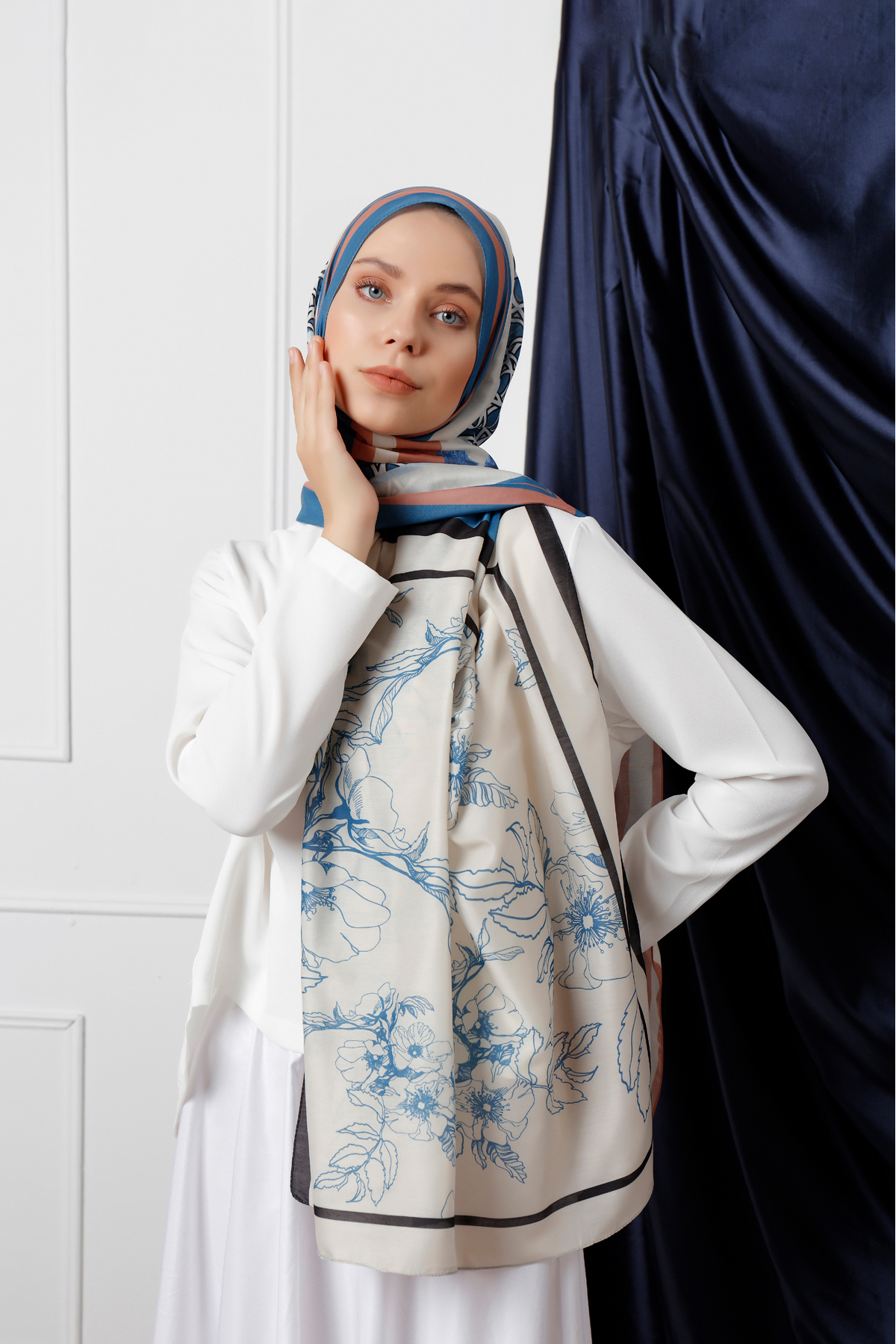 Schaless İndigo Çiçek Desenli Şal