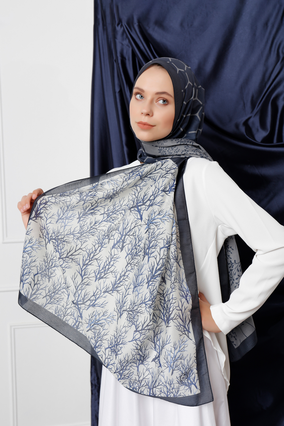 Schaless Lacivert Dal Desenli Şal