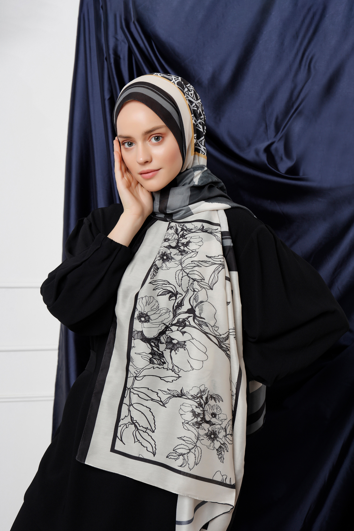 Schaless Siyah Çiçek Desenli Şal