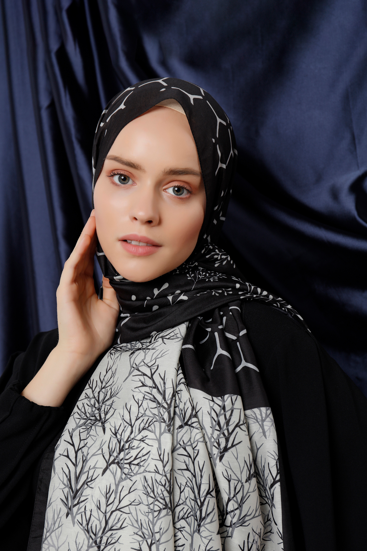 Schaless Siyah Dal Desenli Şal