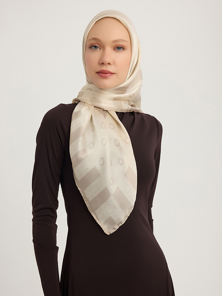 Schaless Aurora Açık Bej Geometrik Desenli Janjanlı Eşarp Resmi