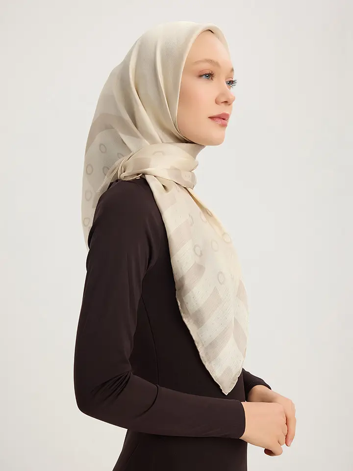 Schaless Aurora Açık Bej Geometrik Desenli Janjanlı Eşarp Resmi-2