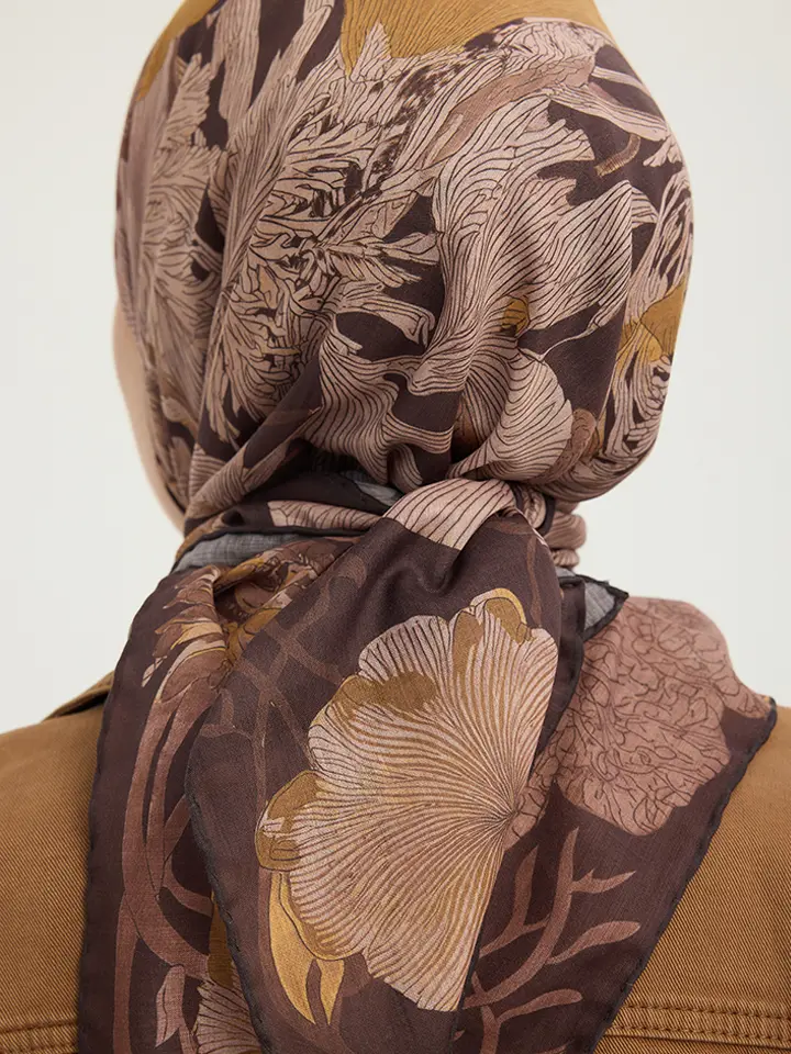Schaless Efilia Koyu Kahverengi Botanik Desenli Janjanlı Eşarp Resmi Detaylı