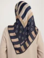 Schaless Aurora Lacivert Geometrik Desenli Janjanlı Eşarp Resmi-3