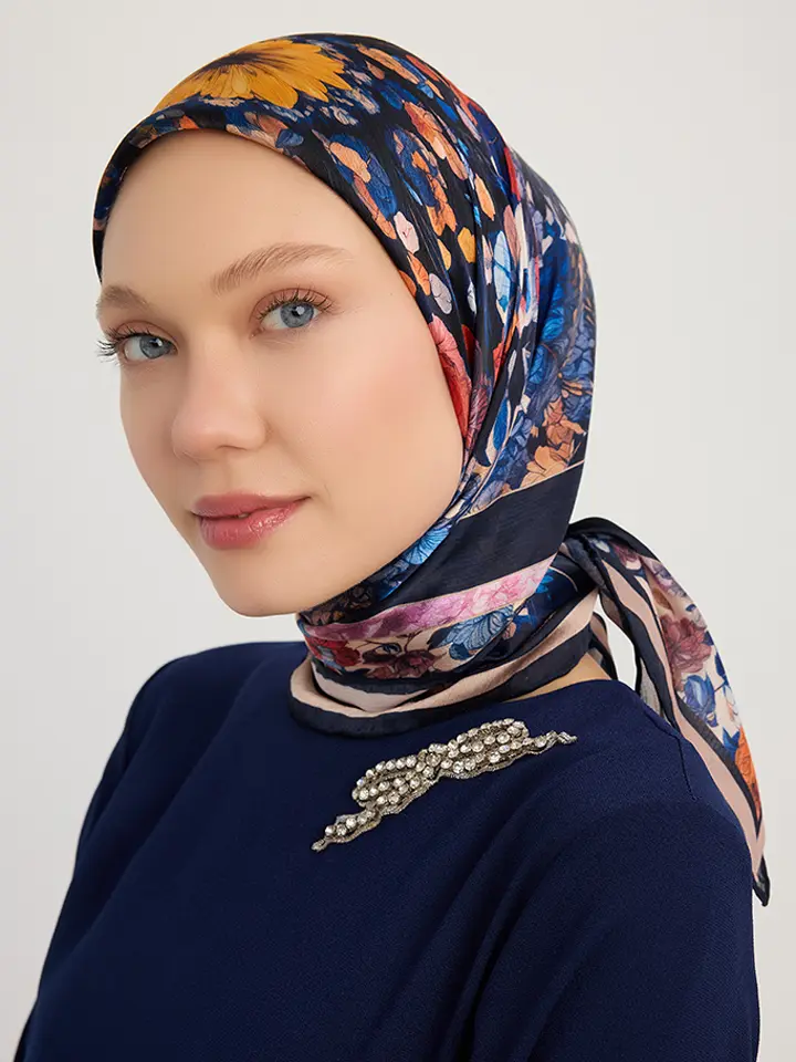 Schaless Aurora Lacivert Çiçek Desenli Janjanlı Eşarp Resmi