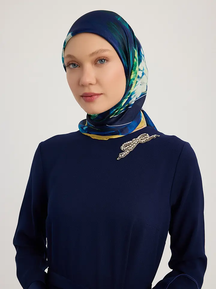 Schaless Aurora Lacivert Kenar Bordürlü Janjanlı Eşarp Resmi