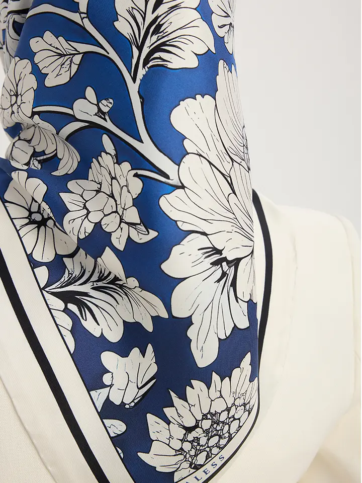 Schaless Serica Mavi Çiçek Desenli Twill İpek Eşarp Resmi-3