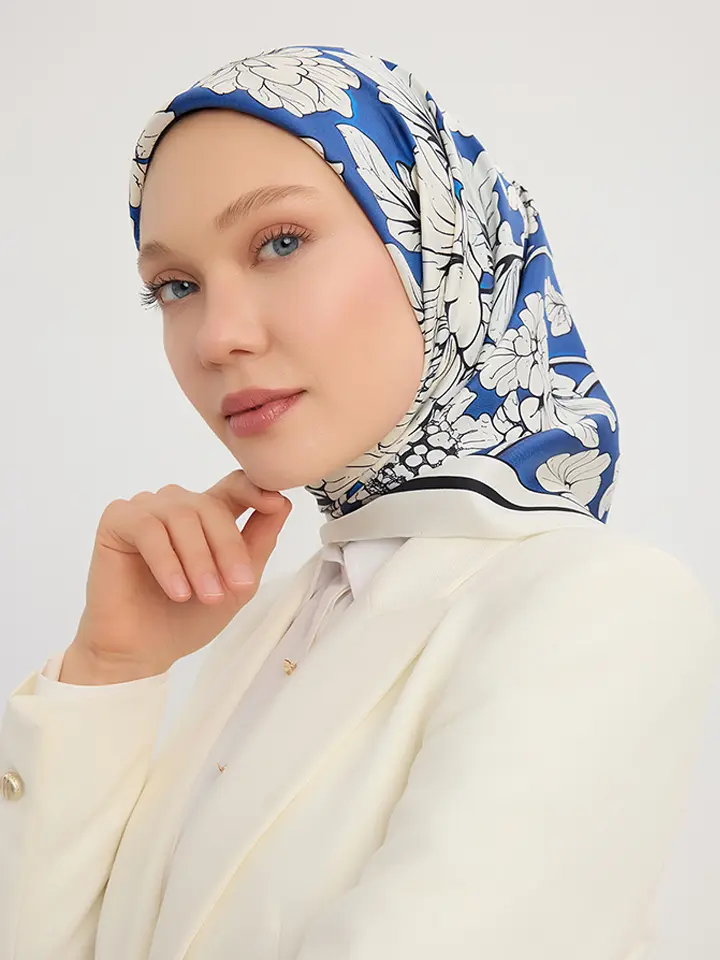 Schaless Serica Mavi Çiçek Desenli Twill İpek Eşarp Resmi