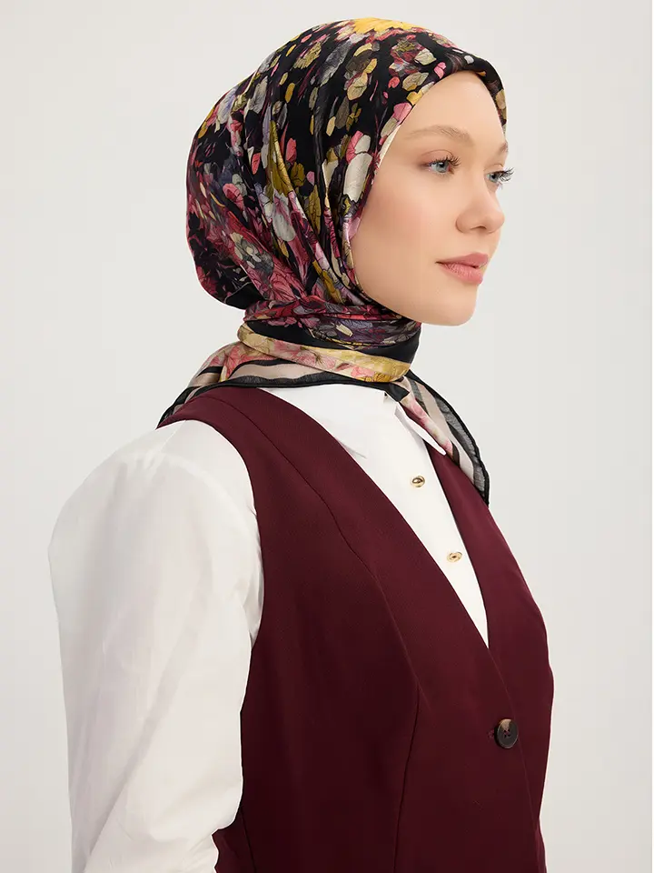 Schaless Aurora Pembe Çiçek Desenli Janjanlı Eşarp Resmi-2