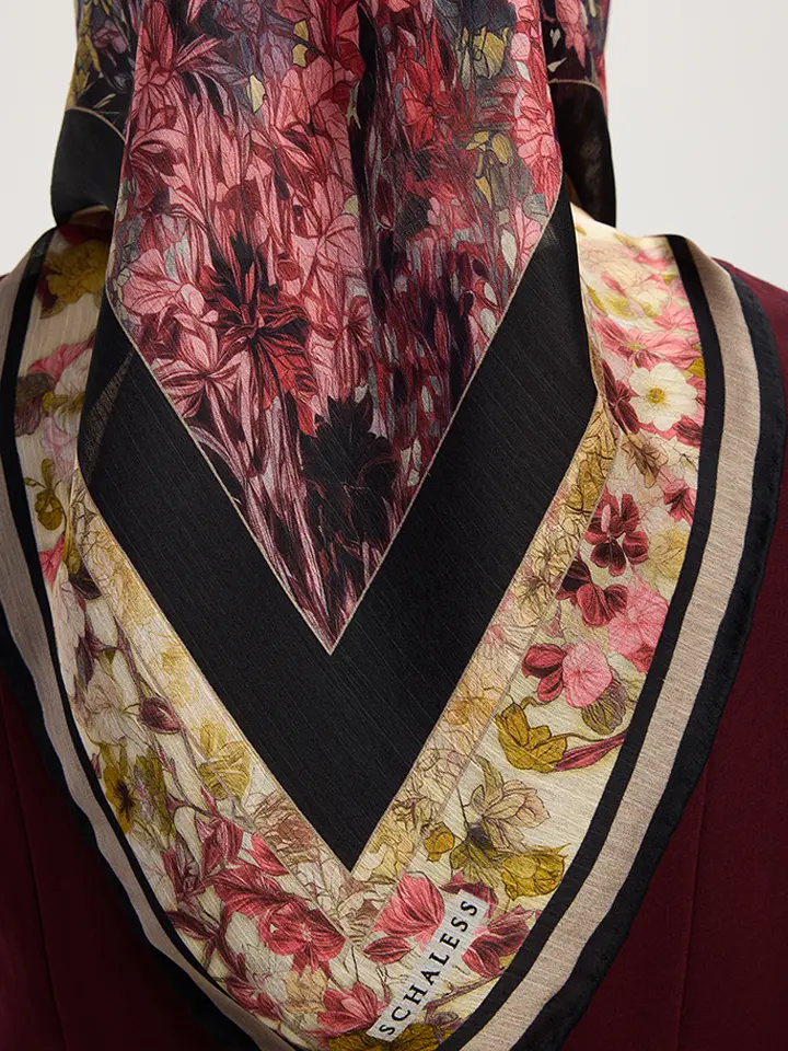 Schaless Aurora Pembe Çiçek Desenli Janjanlı Eşarp Resmi-3