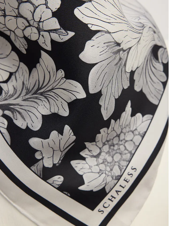 Serica Siyah Çiçek Desenli Twill İpek Eşarp Resmi-3