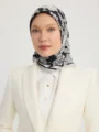 Serica Siyah Çiçek Desenli Twill İpek Eşarp Resmi
