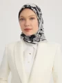 Serica Siyah Çiçek Desenli Twill İpek Eşarp Resmi