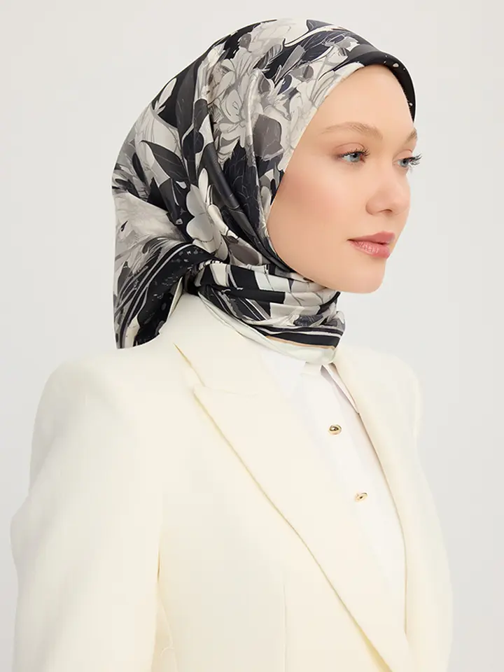 Schaless Serica Siyah Çiçek Desenli %100 İpek Twill Eşarp Resmi