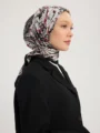 Schaless Serica Siyah Barok Floral Desenli Twill İpek Eşarp Resmi