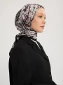 Schaless Serica Siyah Barok Floral Desenli Twill İpek Eşarp Resmi