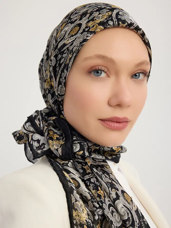 Schaless Aurora Siyah Çiçek Desenli Janjanlı Eşarp Resmi 2