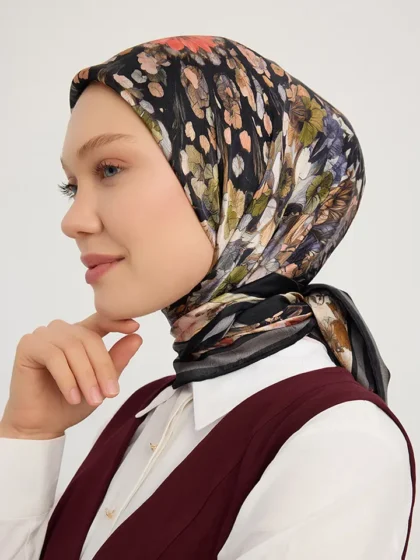 Schaless Aurora Siyah Çiçek Desenli Janjanlı Eşarp Resmi