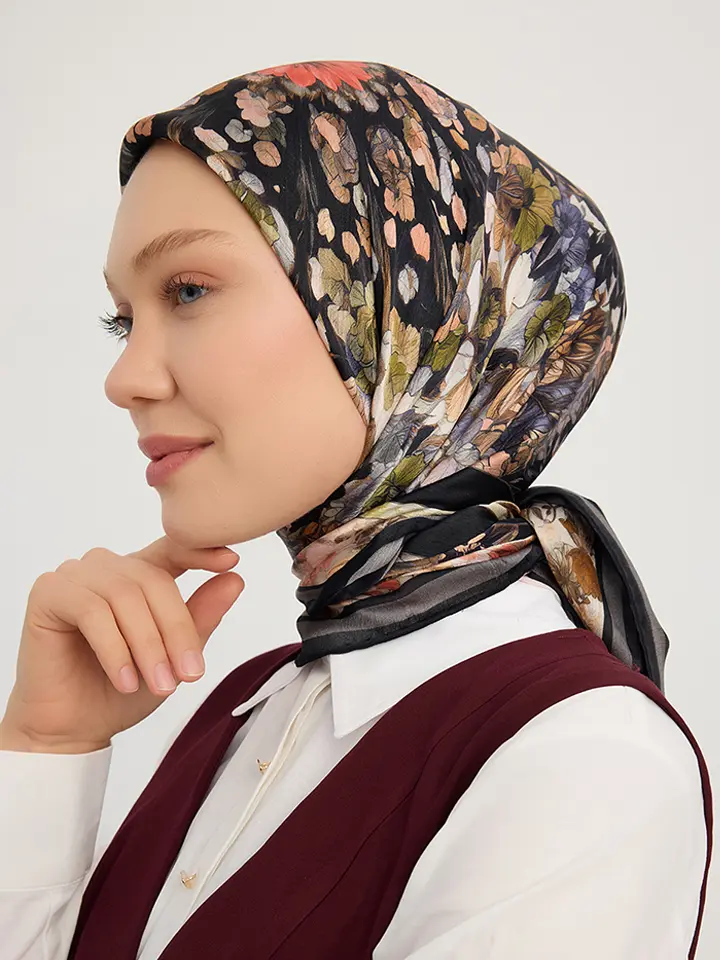 Schaless Aurora Siyah Çiçek Desenli Janjanlı Eşarp Resmi