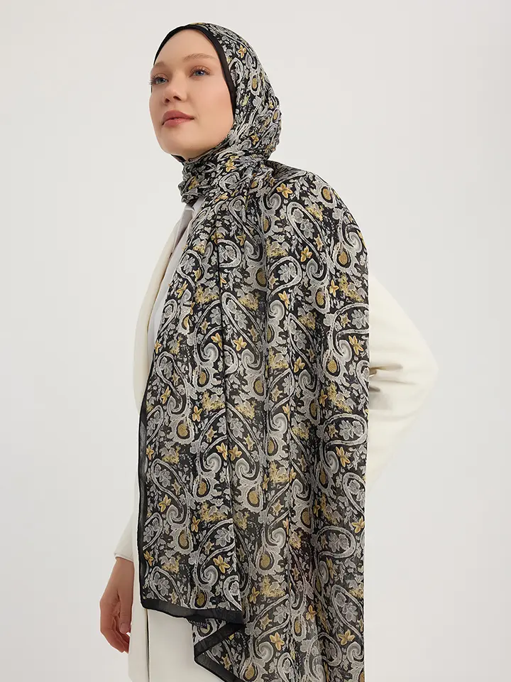 Schaless Aurora Siyah Çiçek Desenli Janjanlı Şal Resmi