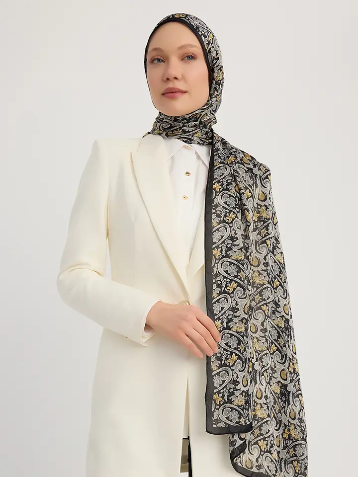 Schaless Aurora Siyah Çiçek Desenli Janjanlı Şal Resmi-2
