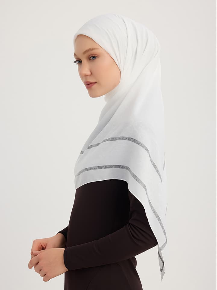 beyaz-jakarli-pano-esarp