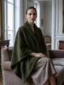 Haki Preimum Omuz Şalı otururken