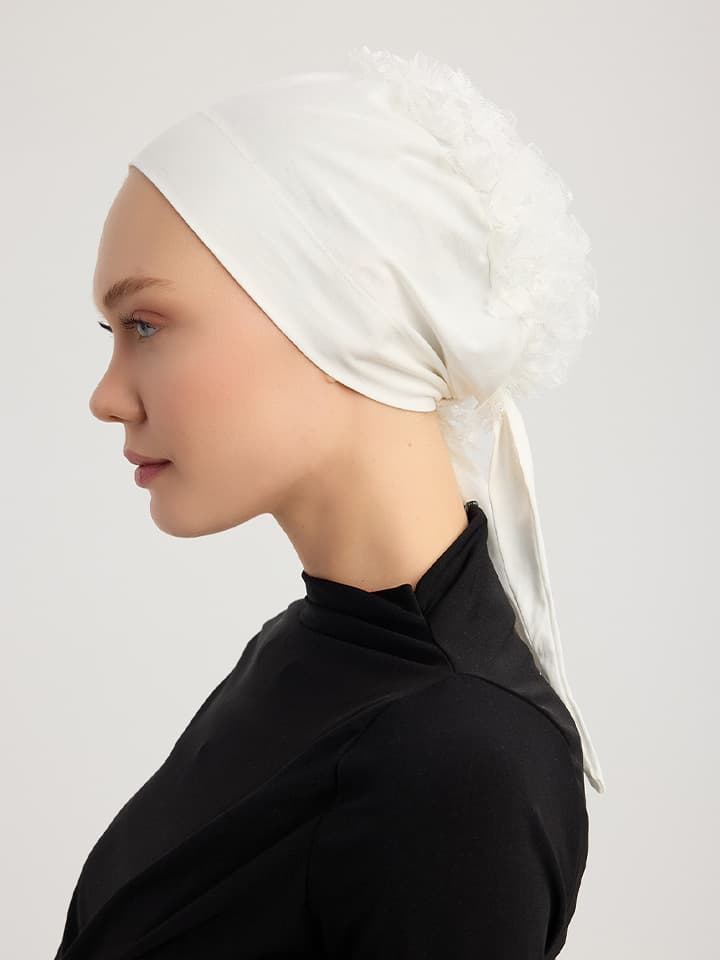 Beyaz dantel topuzlu bone yan