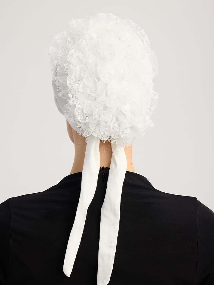 Beyaz dantel topuzlu bone arka